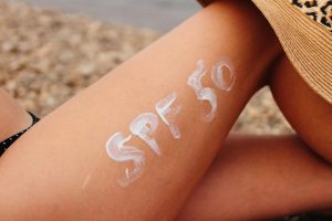日焼け止めのSPF・PAの意味と違いは？選ぶ目安は肌への負担を考慮！
